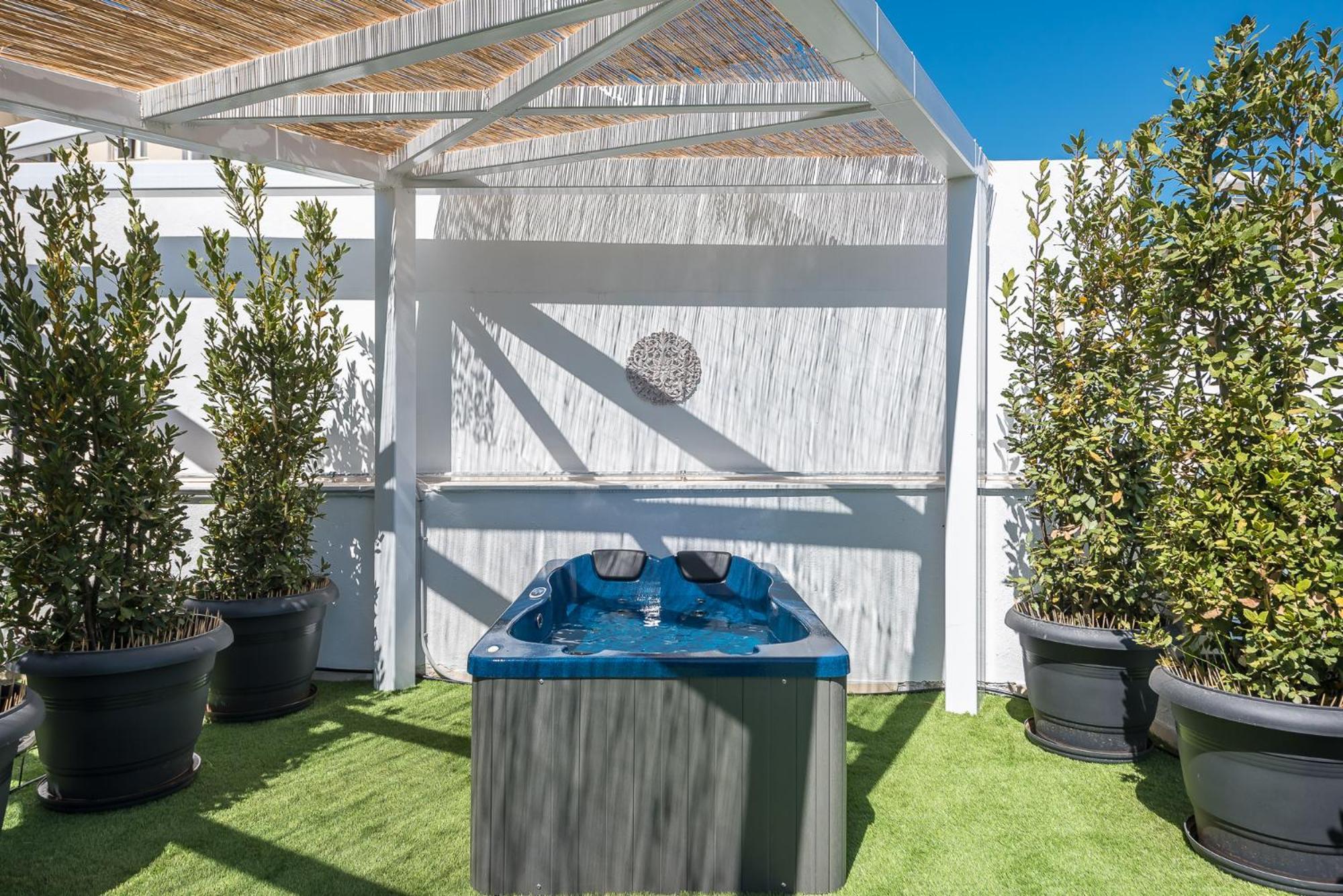 Sea Breeze With Jacuzzi *