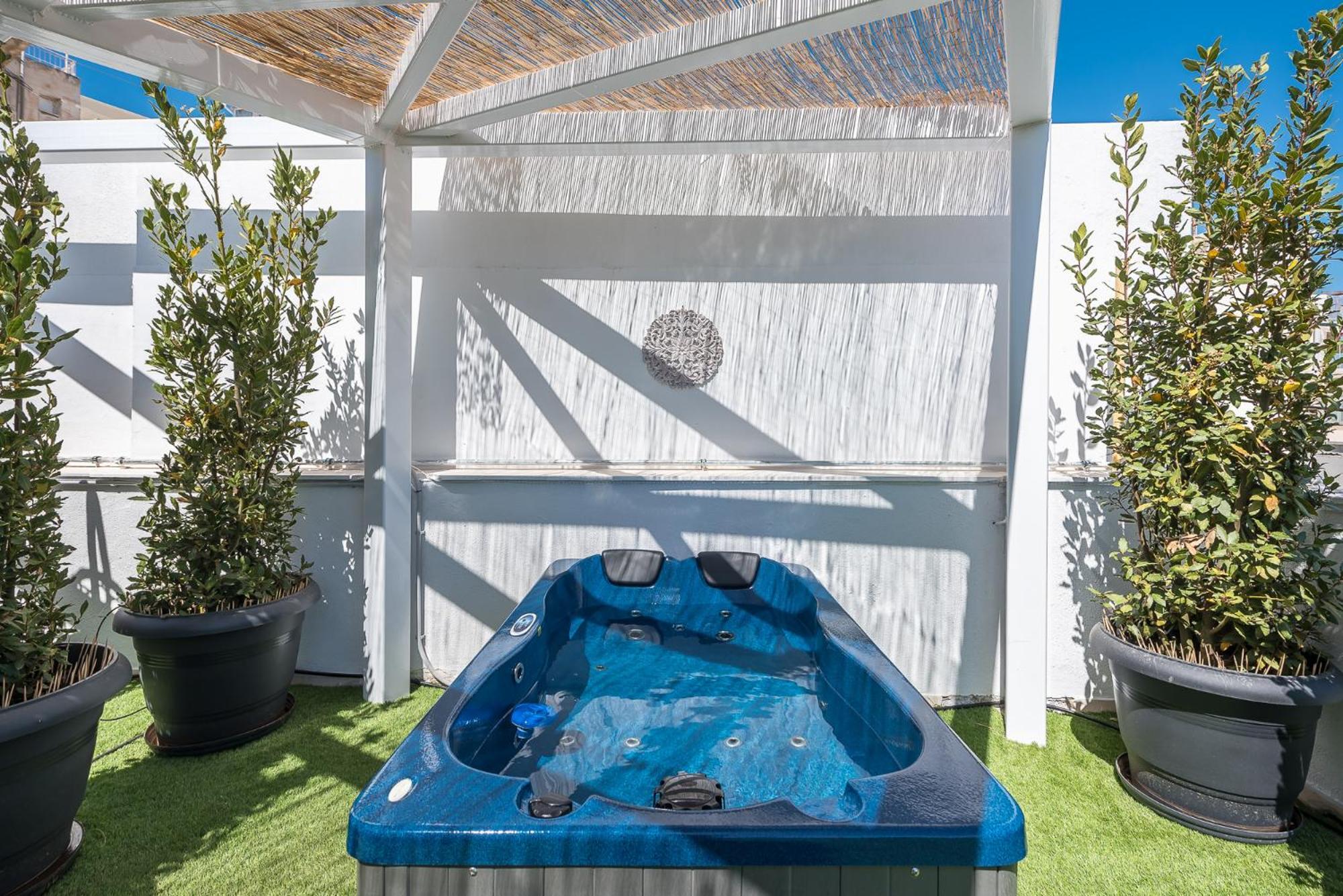 Sea Breeze With Jacuzzi *